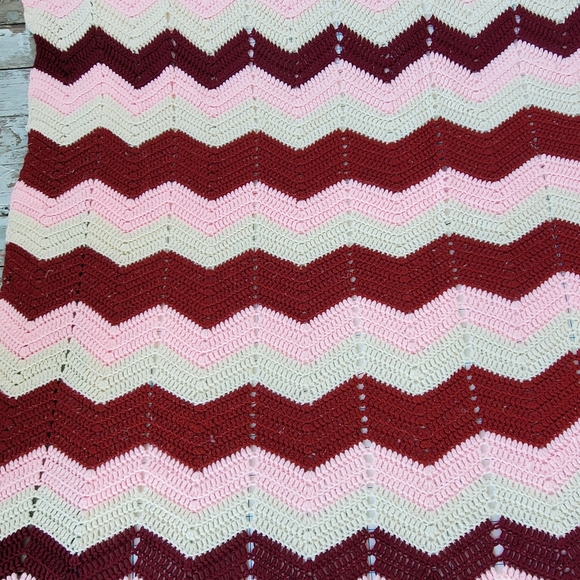 Chevron Zig Zag Crochet Afghan Blanket Throw Pink Red 65"x56" Handmade Vintage - Picture 12 of 12